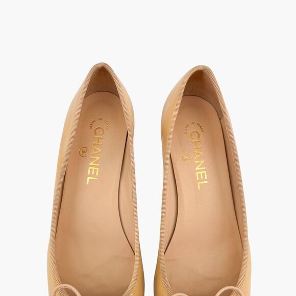 Chanel Beige CC Cap Toe Kitten Pumps Size 39.5 US 8.5-9 Two Tone Low Heel Bow - Picture 4 of 16